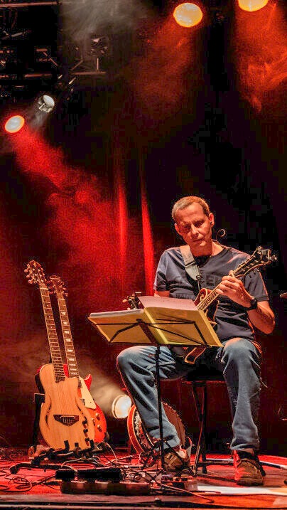 Tony Ros, guitares, mandoline, banjo, harmonica, ukulele