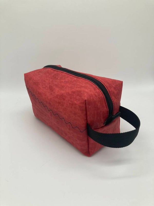 Toilettas van rood zeil