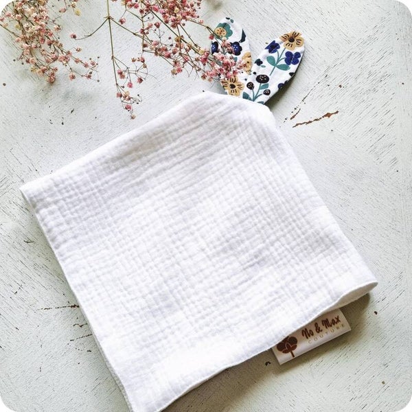 Doudou plat Lièvre en double gaze de coton blanc et motif fleuri