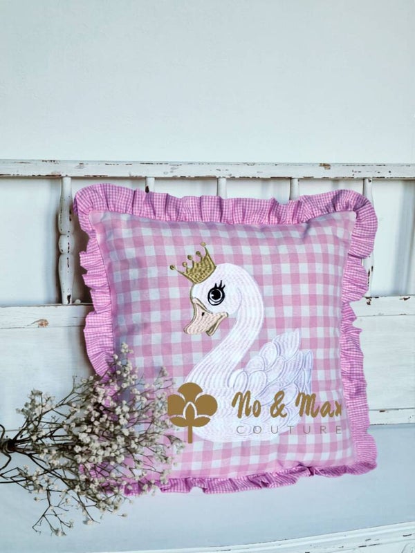 Housse de Coussin "Cygne Royal" – Élégance & Douceur