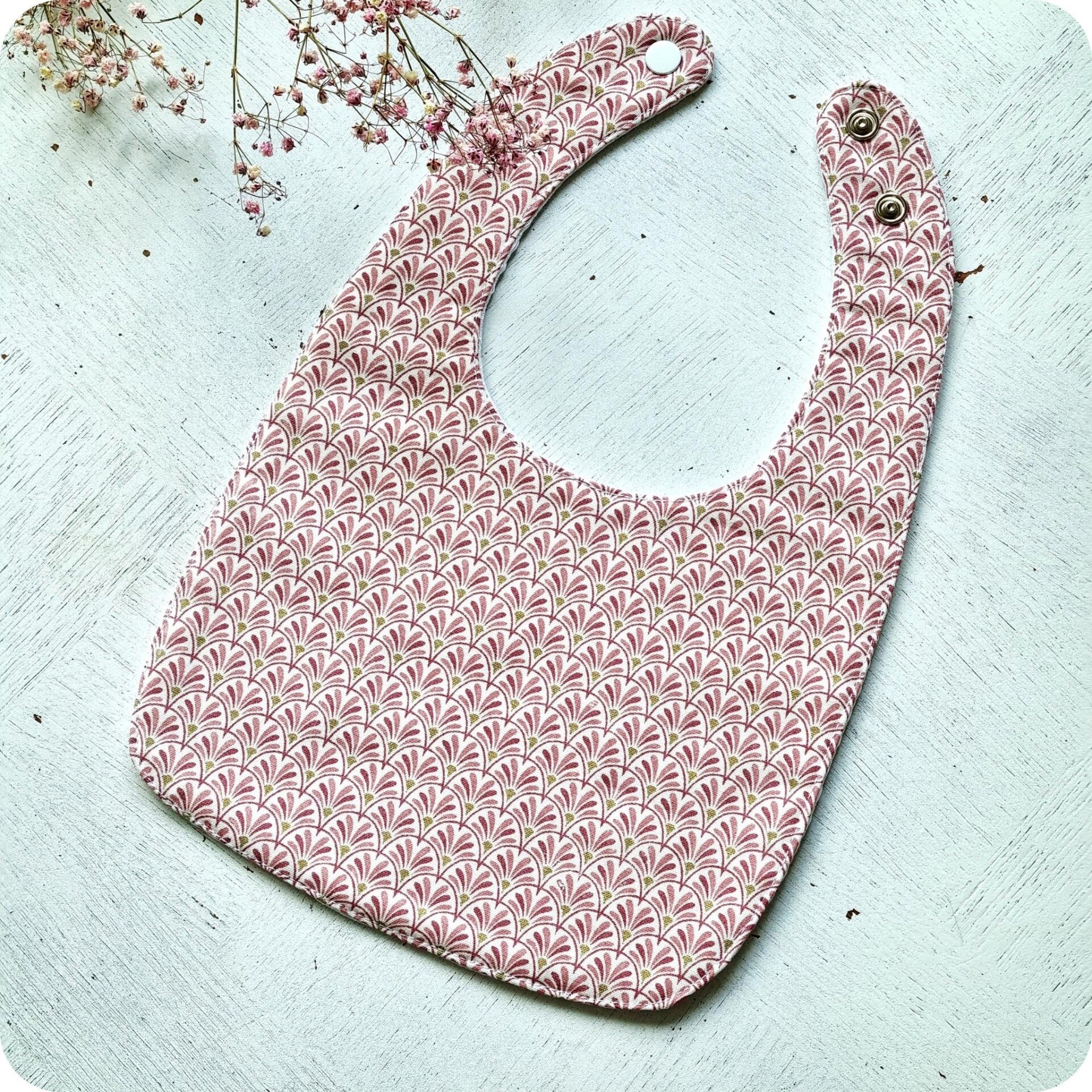 Bavoir artisanal –  Sobre & Élégant