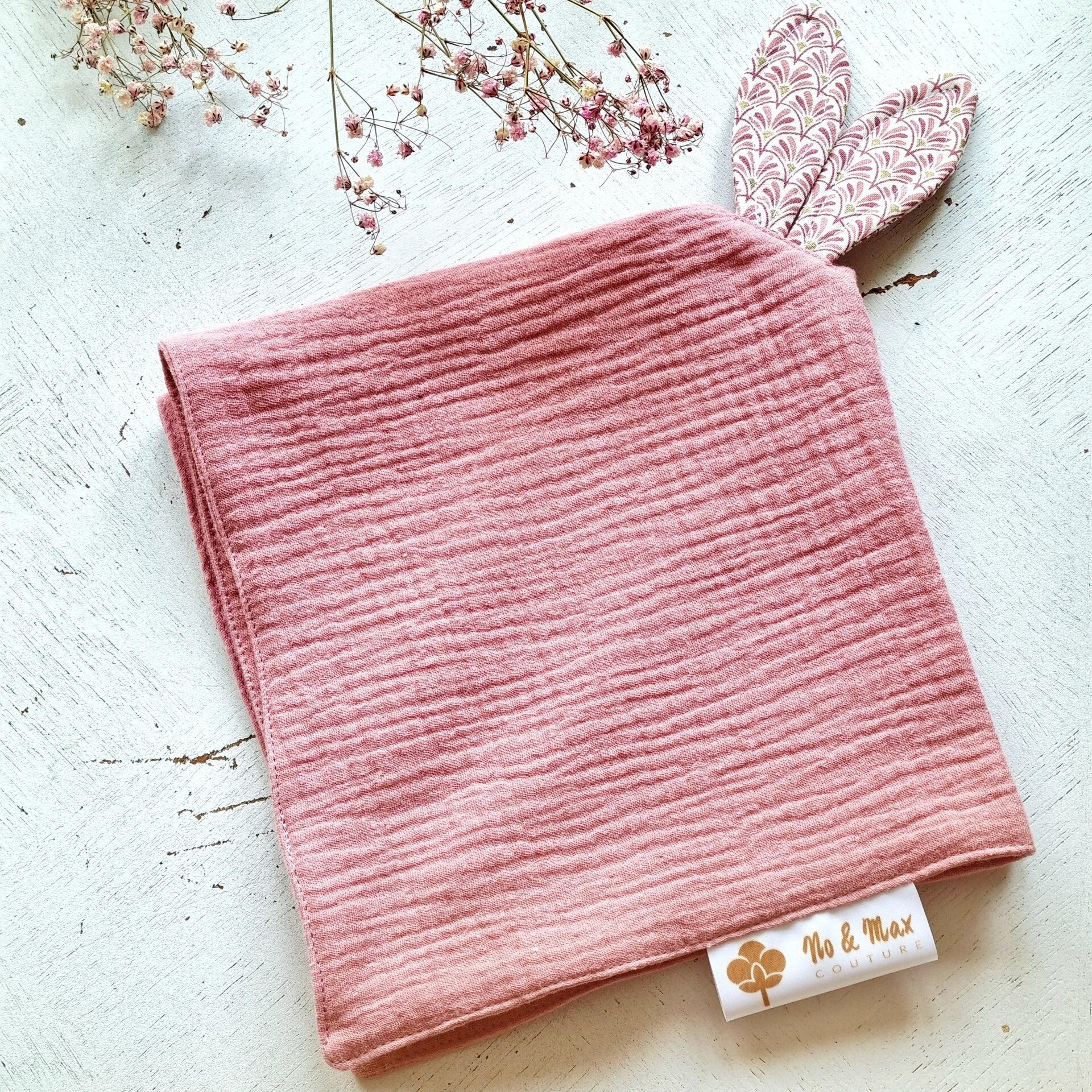 Doudou plat Lapin en double gaze de coton – Vieux rose & Motif Éventails Rétro