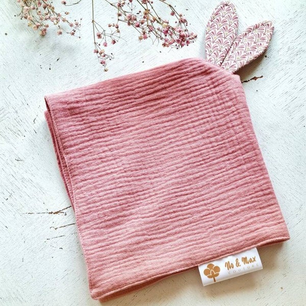 Doudou plat Lapin en double gaze de coton – Vieux rose & Motif Éventails Rétro