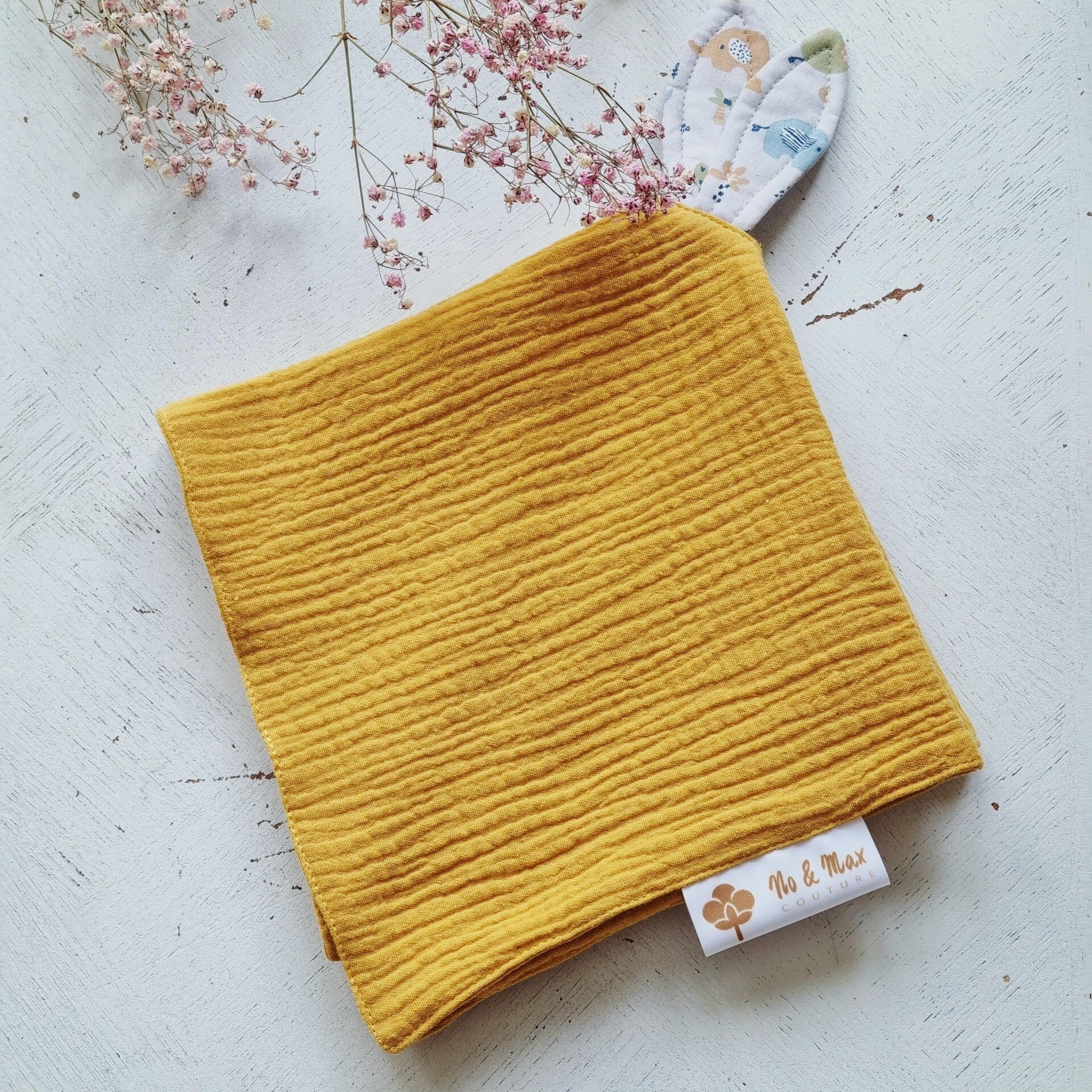 Doudou plat lapin en double gaze de coton jaune moutarde & motif "Savane"