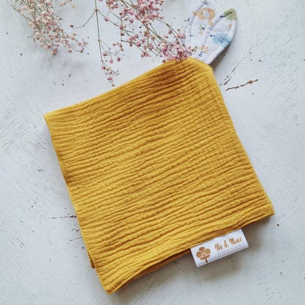 Doudou plat lapin en double gaze de coton jaune moutarde & motif "Savane"