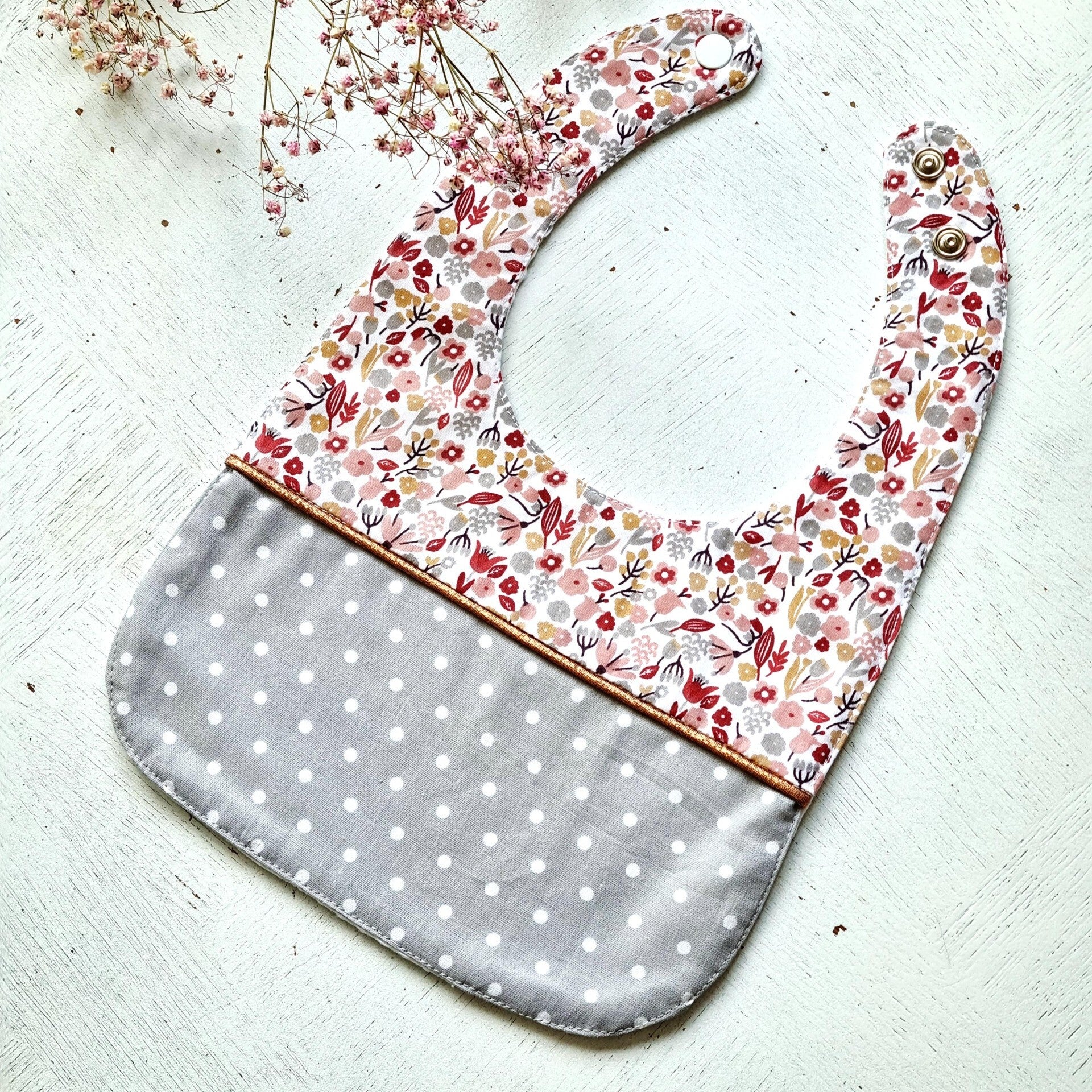 Bavoir classique artisanal – Chic & Poétique