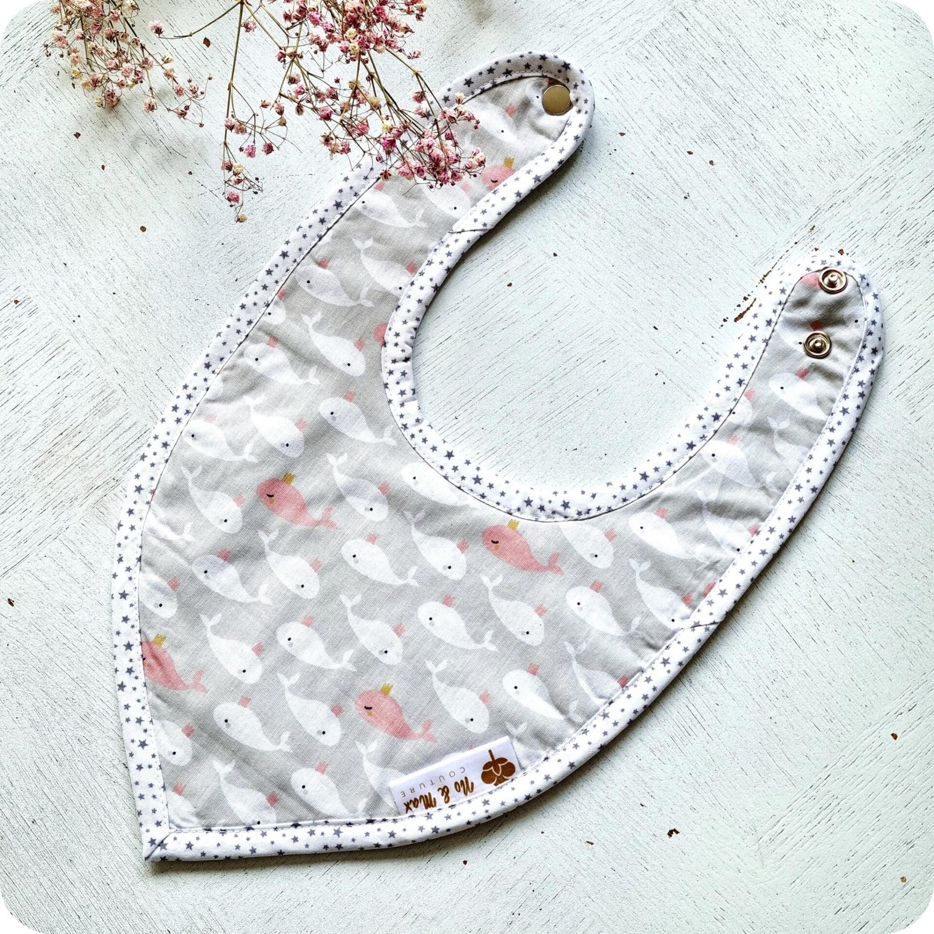 Le bavoir bandana dauphin, l'accessoire idéal.