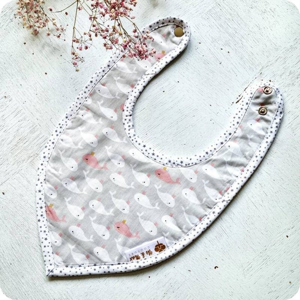 Le bavoir bandana dauphin, l'accessoire idéal.