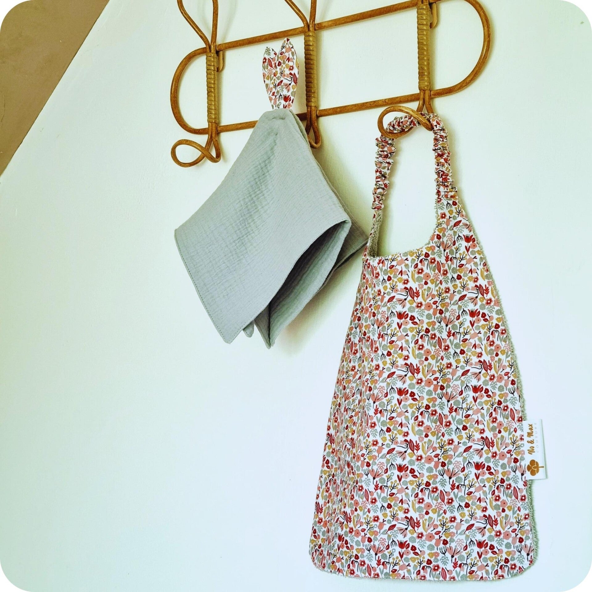 Bavoir Élastique Maternelle – Imprimé Floral Poétique