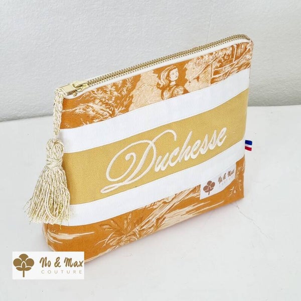 Pochette Personnalisée en Toile de Jouy – Modèle "Duchesse" Édition Ocre & Miel