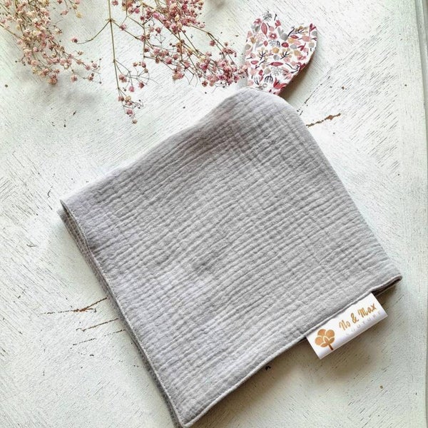 Doudou Lapin plat en gaze de coton Gris – Douceur ÉcoresponsableDoudou lapin