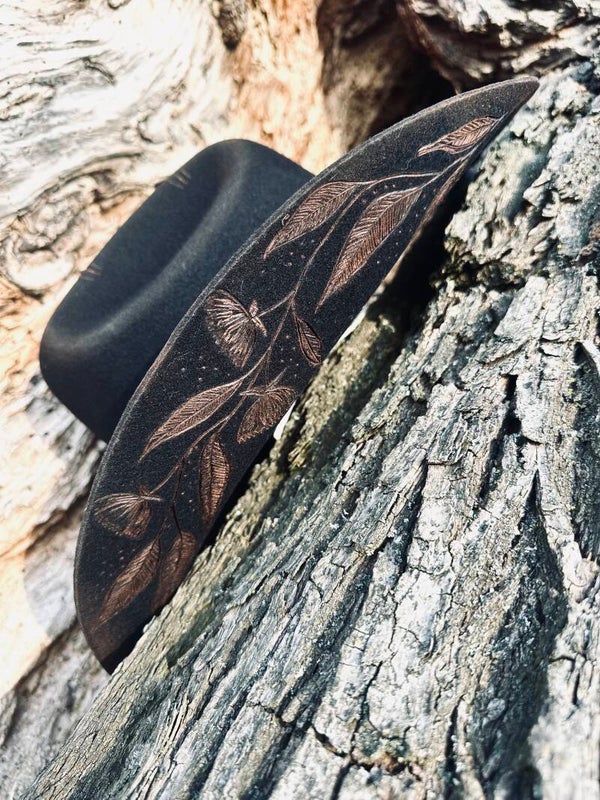 Hut „Dust & Leaves“