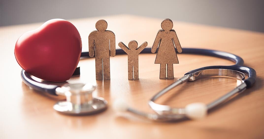 cœur, stethoscope et famille en bois