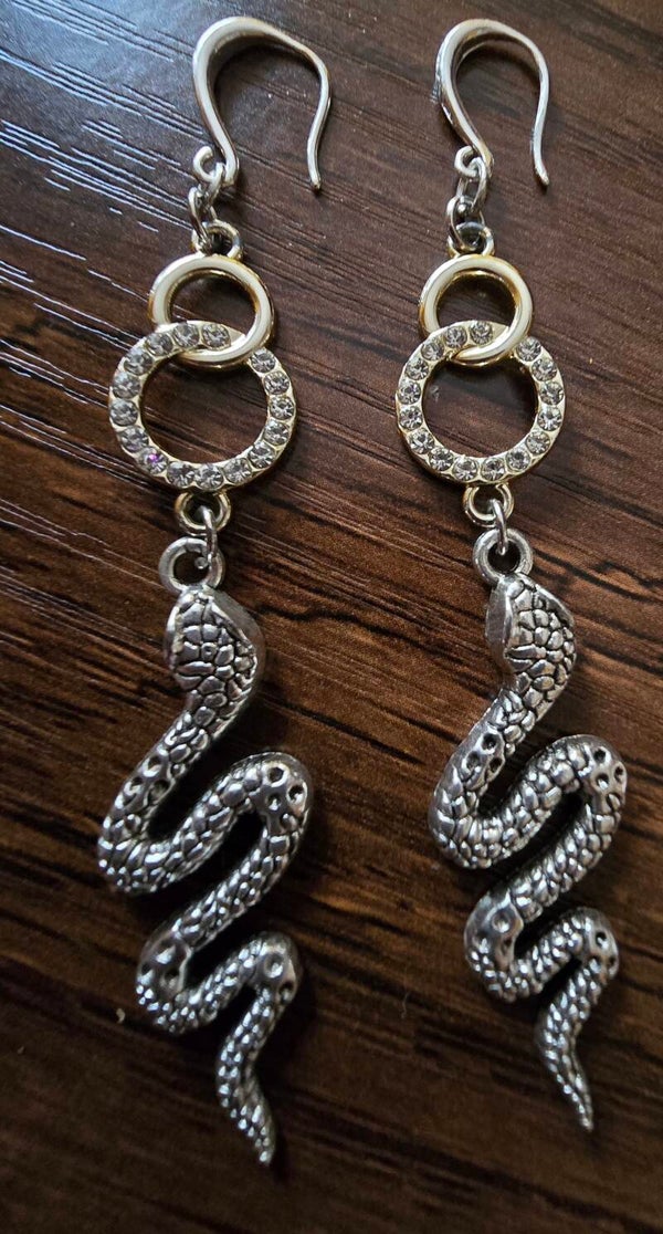 Pendientes plateados de serpientes
