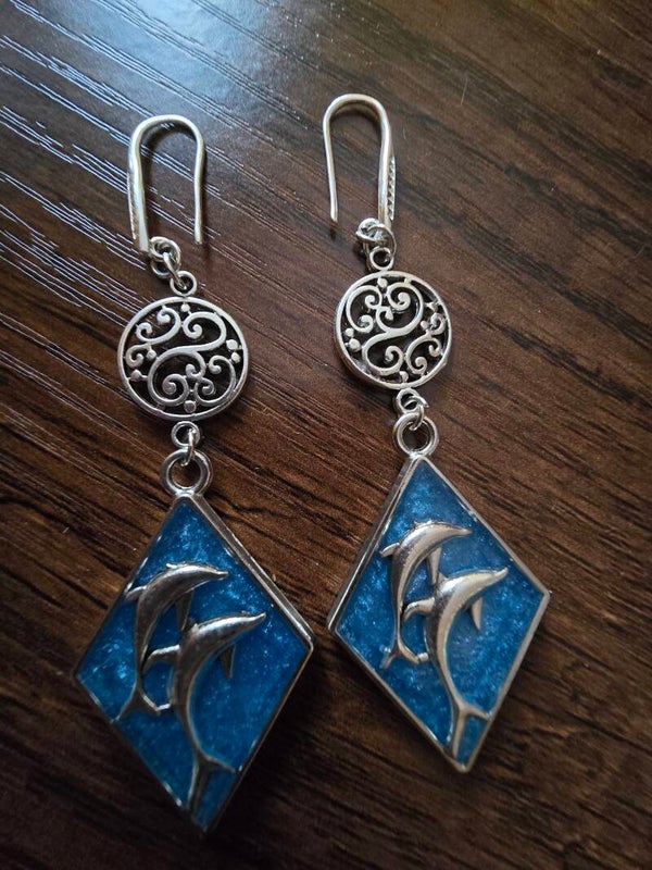 Pendientes plateados con delfines