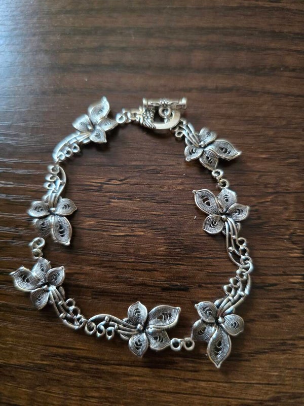 Pulsera plateada hecha a mano