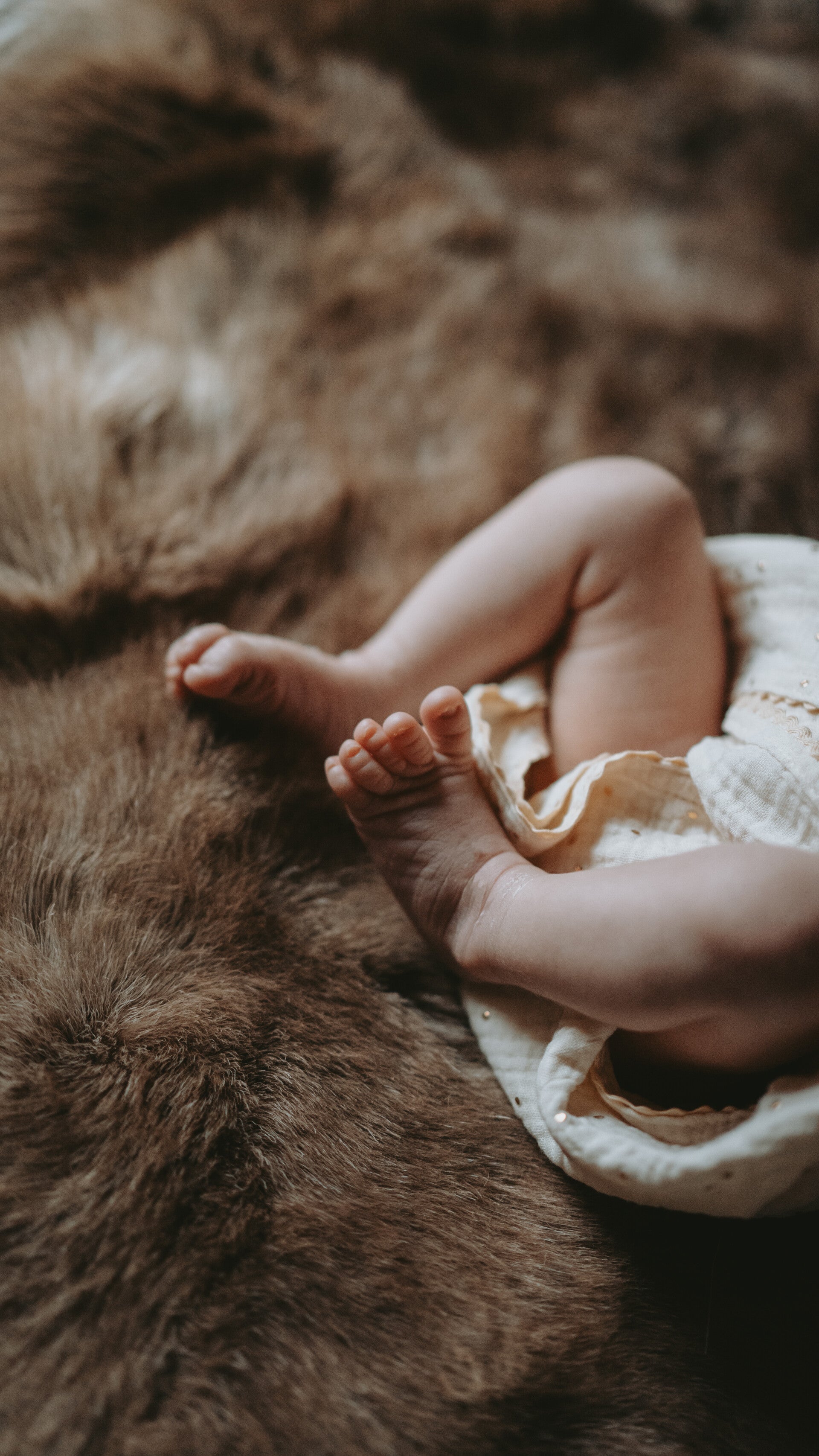 Pieds de bébé sur une peau de bête