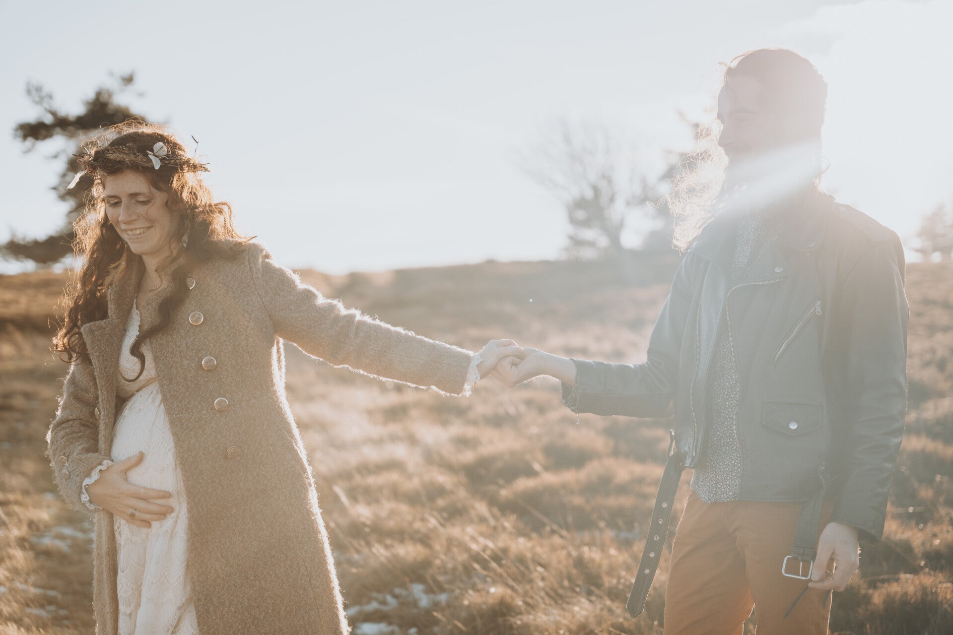 Femme enceinte et son compagnon se tenant la main