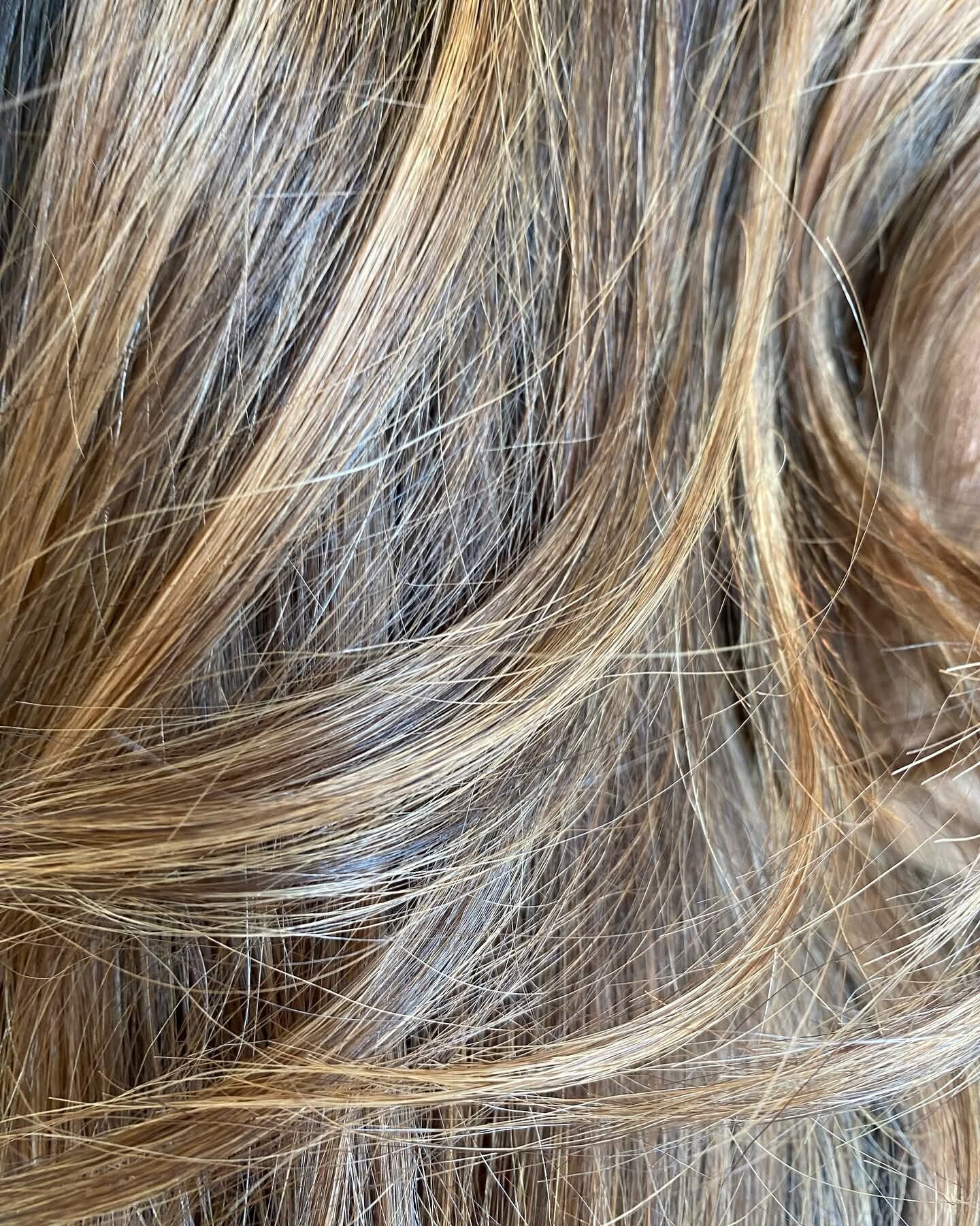 Gros plan sur un balayage blond polaire et une coupe de cheveux texturée réalisée au salon par Christophe à Tournus."