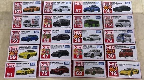 TOMICA MODELLE 1/64 DIVERSE MARKEN 20 STK. DIE-CAST AUTOS