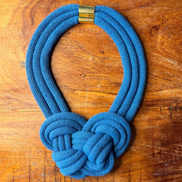 Halsband i makramé - Dopamine Blue