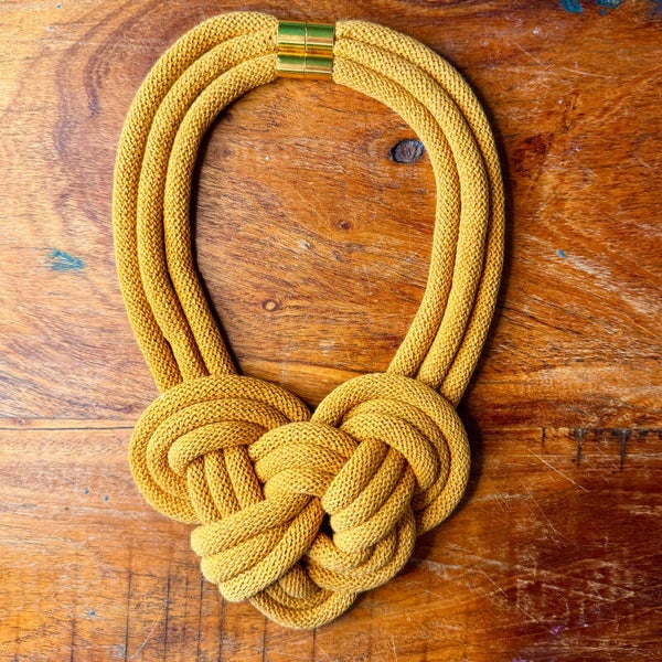 Halsband i makramé - Mustard