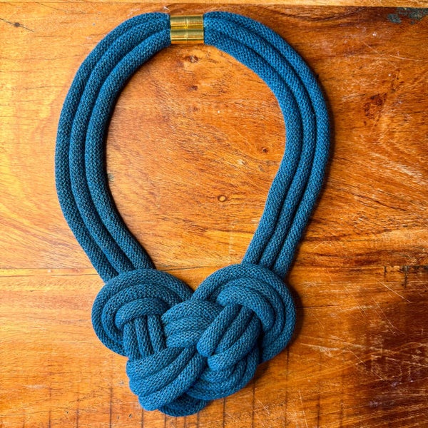 Halsband i makramé - Peacock blue