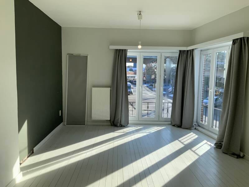 Lege slaapkamer zonder inrichting die minder aantrekkelijk is voor vastgoedpresentatie