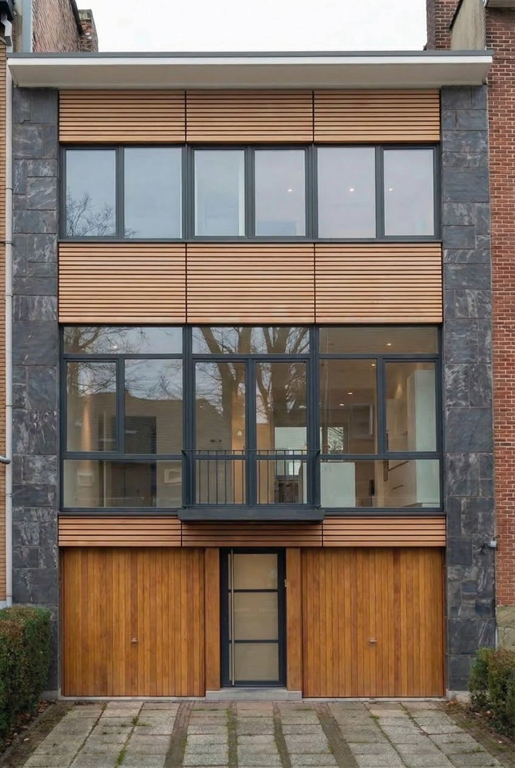 Voorgevel digitaal gerenoveerd met nieuwe materialen en moderne uitstraling voor aantrekkelijke vastgoedpresentatie