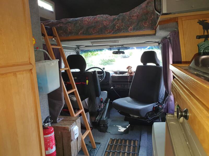 bed in alkoof draaibare stoelen en gelukig ook een stuur