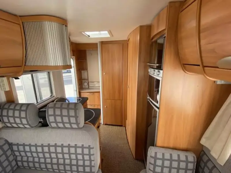 Rakko camper achter doorkijk