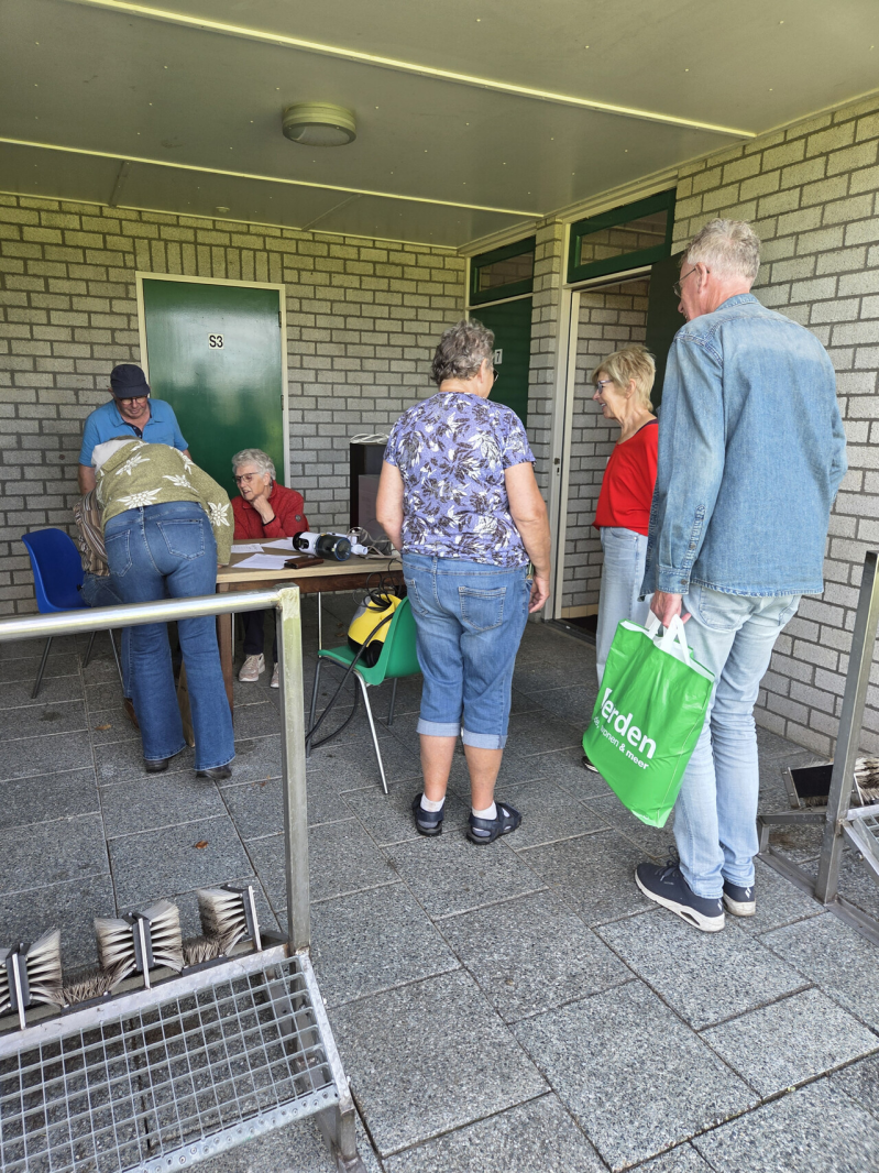 op de fotot de wachtrij van die dag
