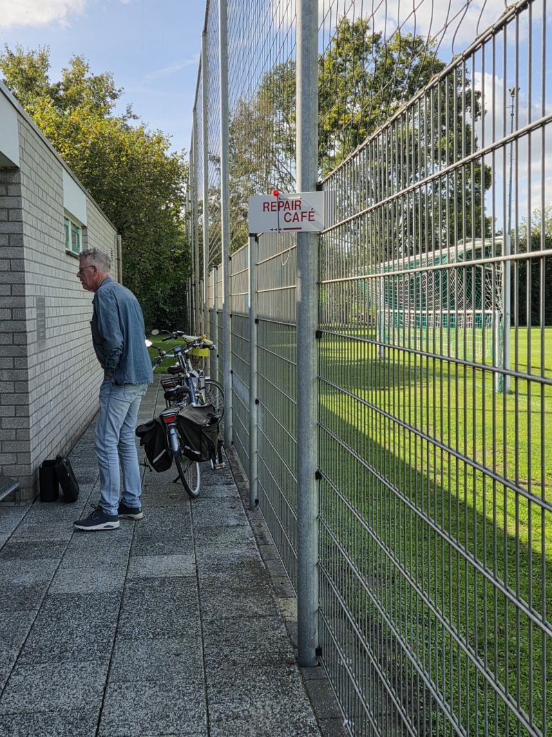 Op de foto een bordje aan de ballenvanger van het tweede veld van RKSV Odiliapeel met de verwijzing naar de ruimte van het repaircafé