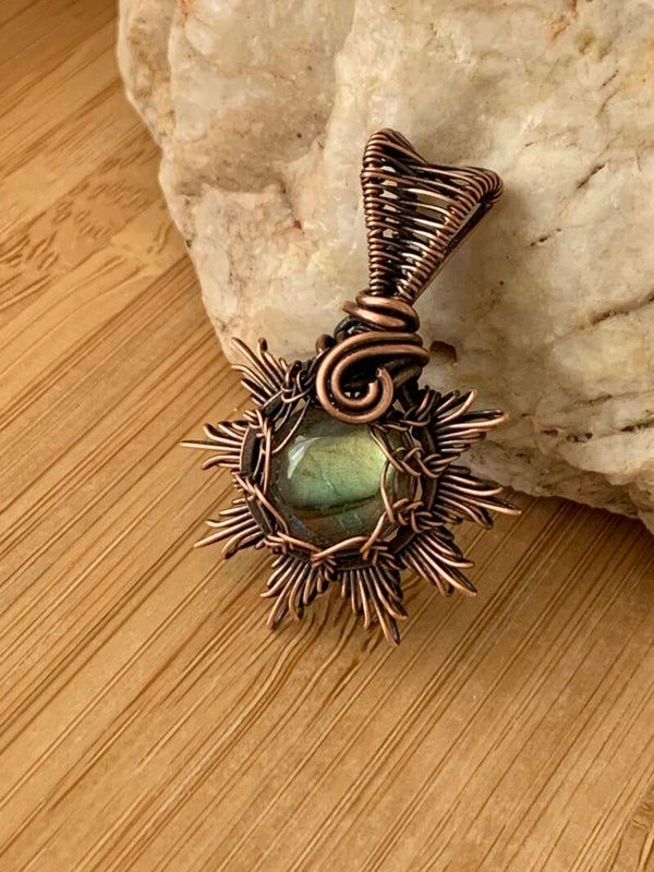 Iridiscent labradorite star pendant