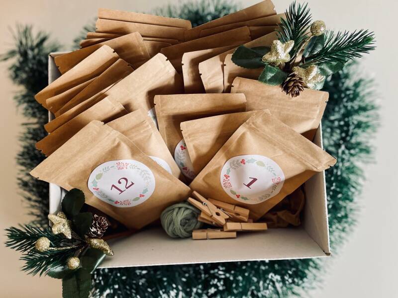 Thee-adventskalender van Take it Teasy met 24 zakjes losse thee aan een touw