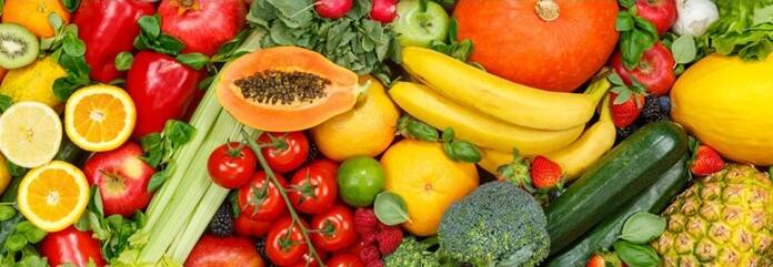 een grote verzameling groente en fruit