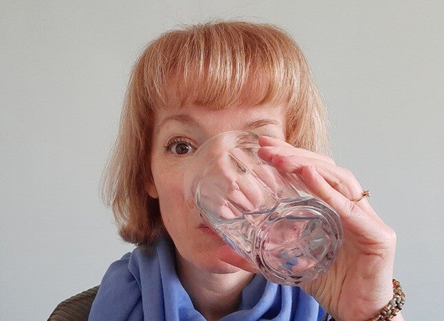 MrsBeans drinkt een groot glas water