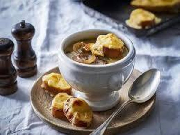 Verse ajuinsoep met spek en kaas