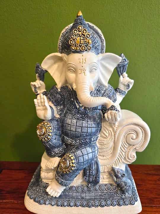 Gouden Ganesh-standbeeld Voor Verkoop Bij Een Straatmarkt Katmandu, Nepal Stock Foto - Image of Gouden Ganesh-standbeeld Voor Verkoop Bij Een Straatmarkt Katmandu, Nepal Stock Foto - Image of