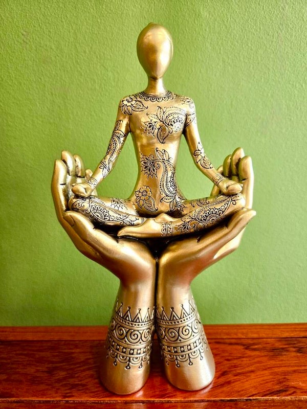 Yoga dame op handen 22 cm