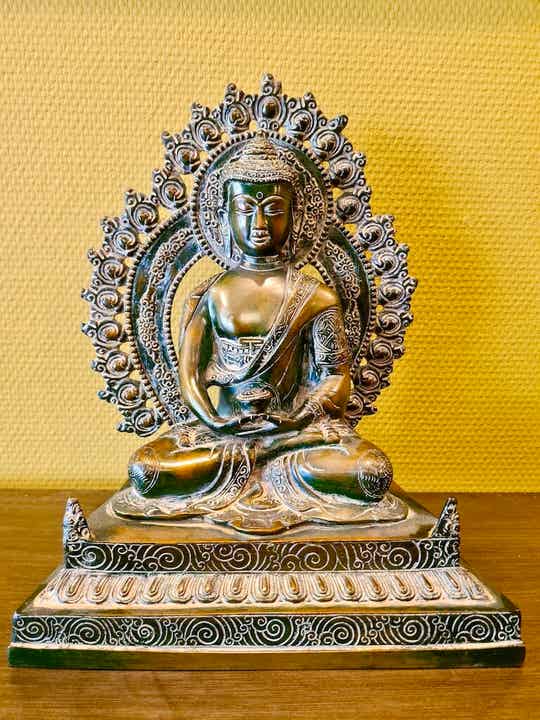 Boeddha Amitabha op troon 29 cm