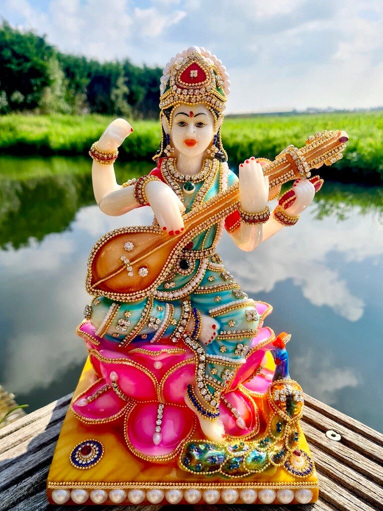 Sarasvati beeld marmerlook 28 cm