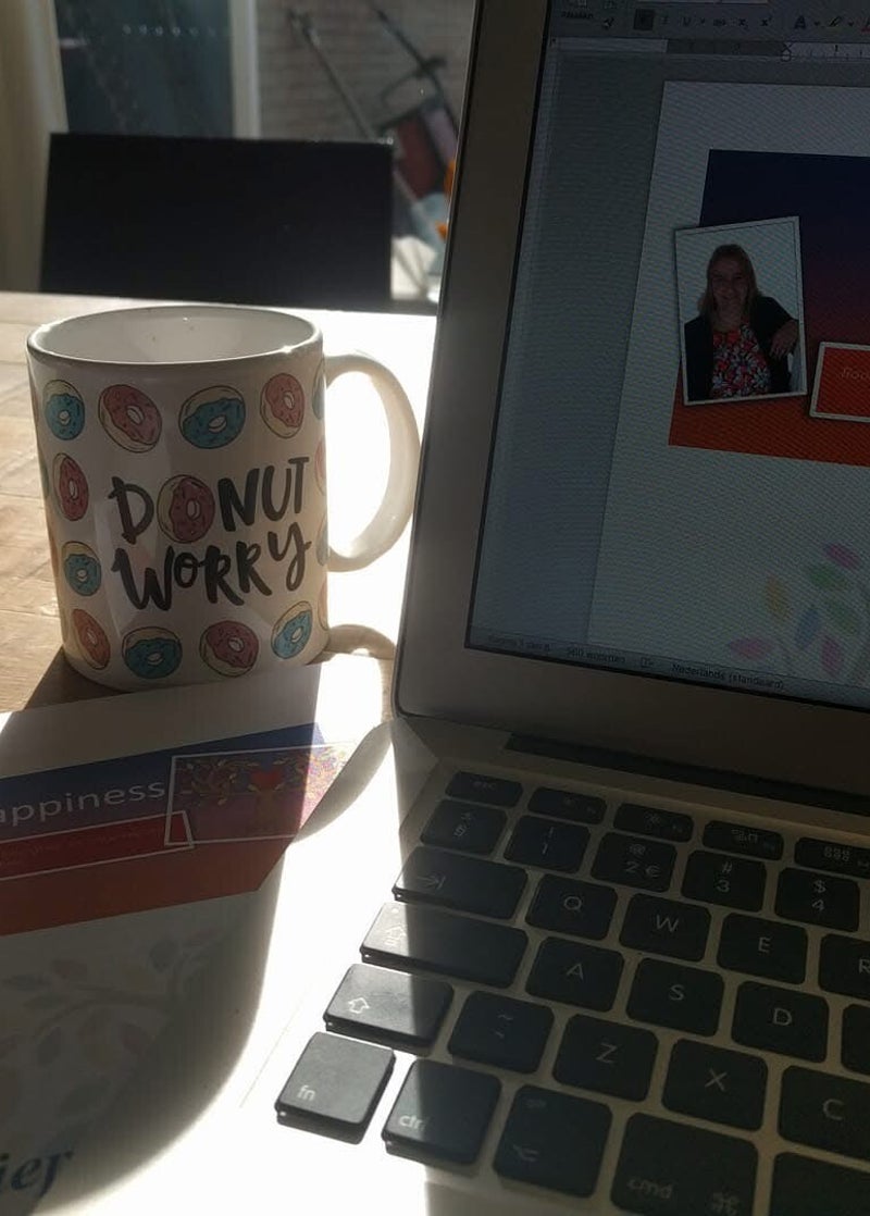 Afbeelding beeldscherm en mok: Donut worry