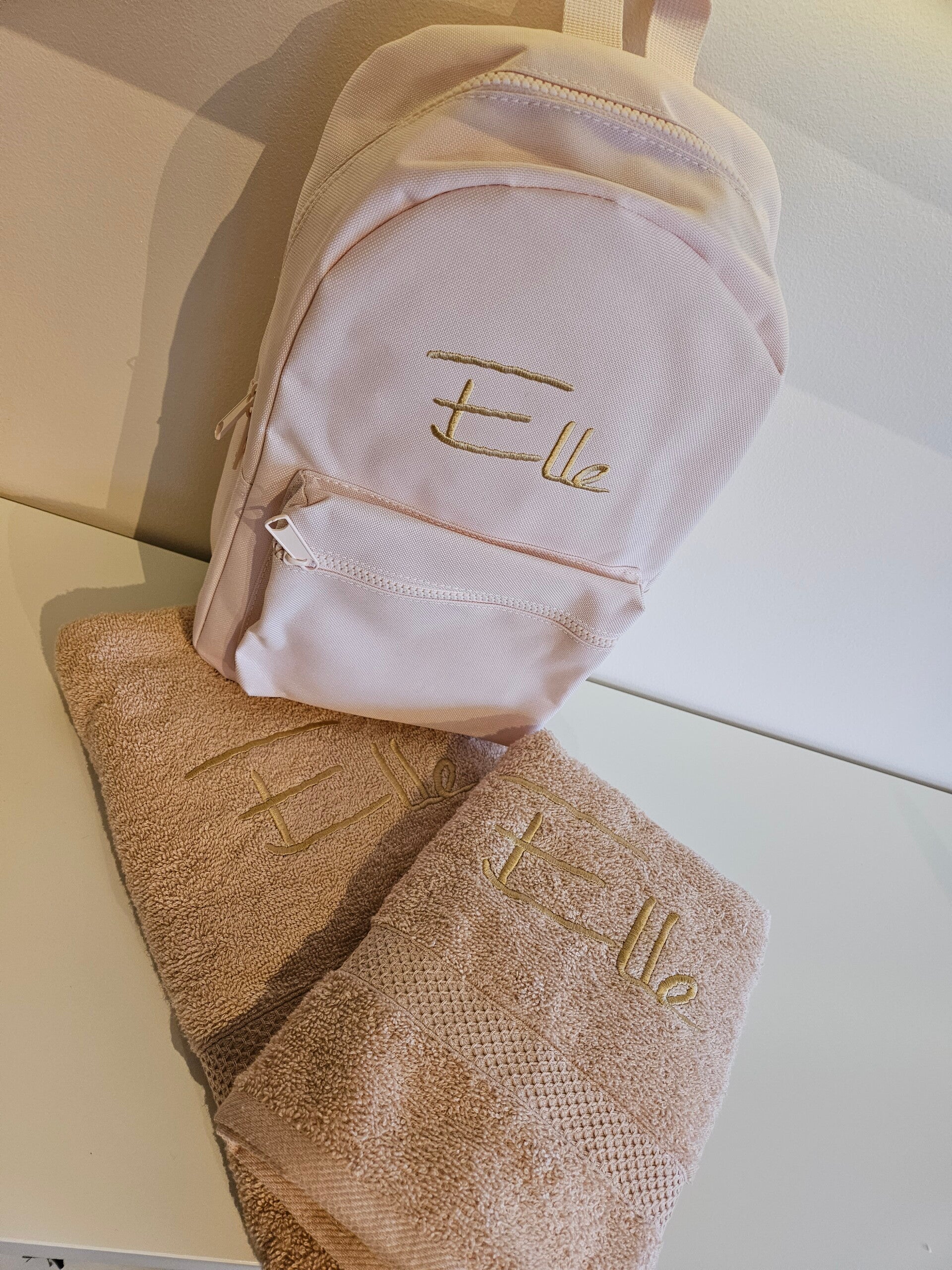 Set rugzak + handdoeken geborduurd