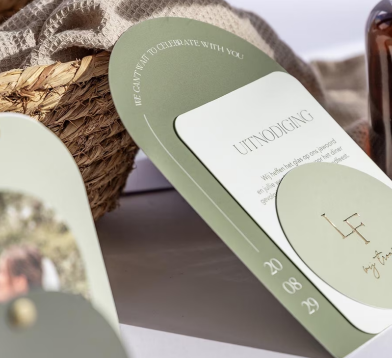 Proefdruk Trouwkaart groen met originele vormen en goudfolie