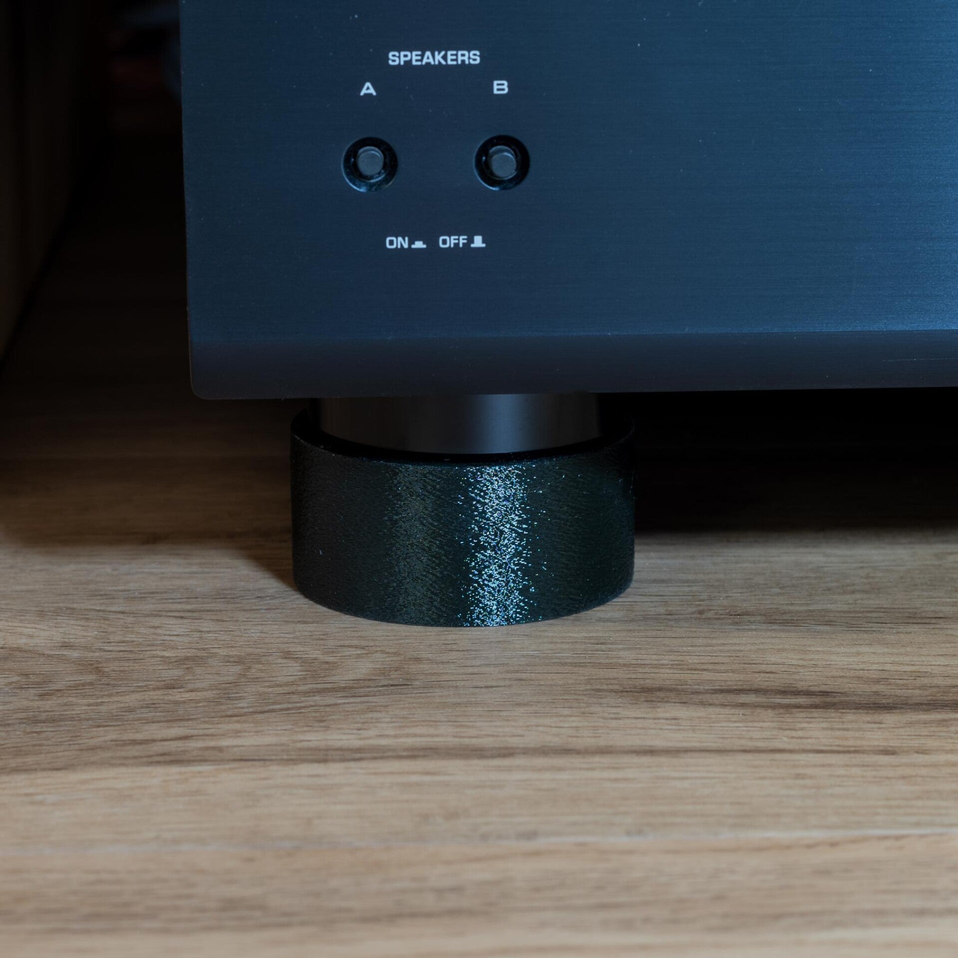 Anti-Resonanz-Fuß Power Edition unter einem Verstärker