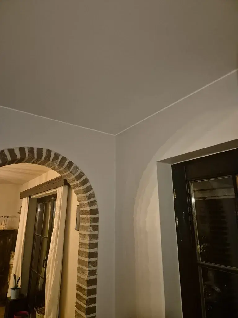 Afgewerkte wand en boogdetail door Schilderwerken Musikli
