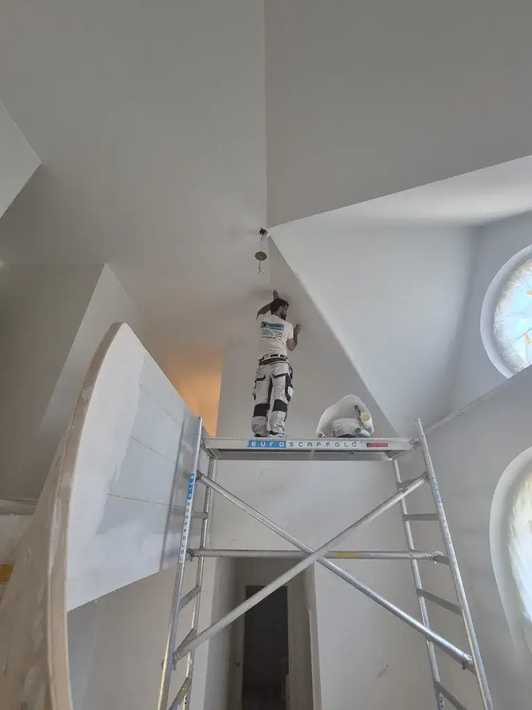 Schilderwerk in een hoge ruimte
