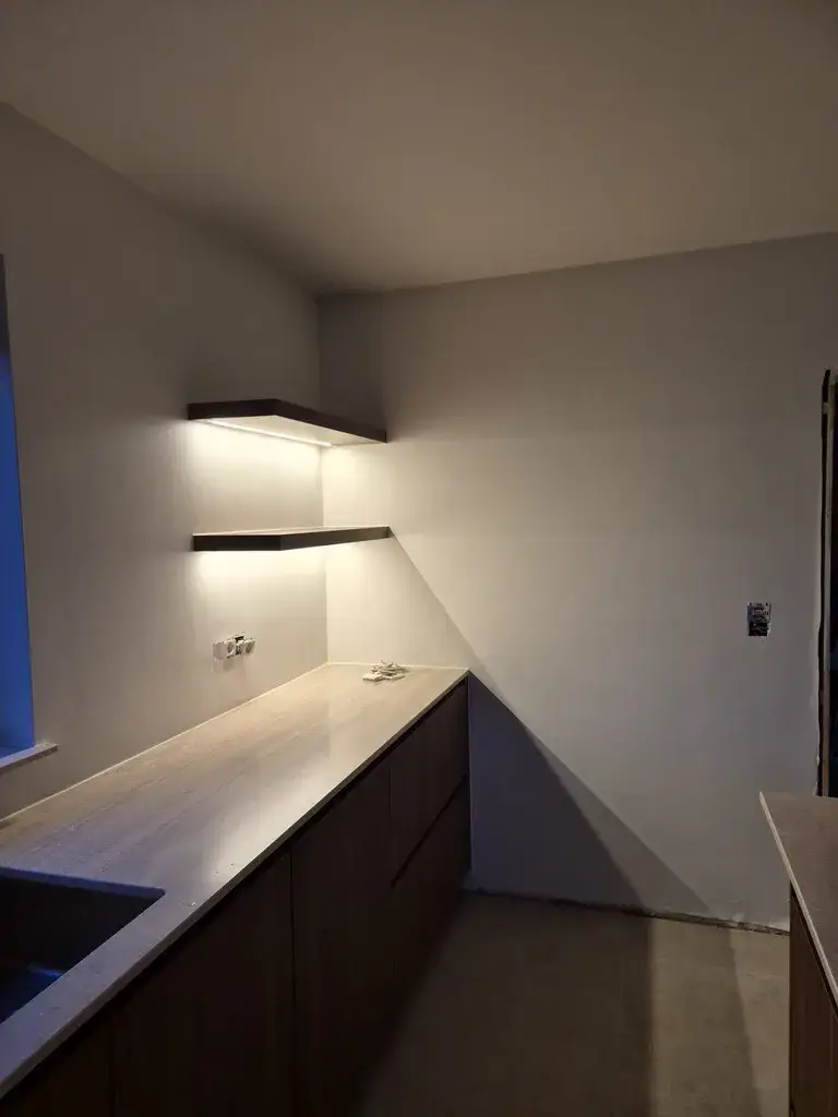 Keukenwand in voorbereiding voor een strakke afwerking