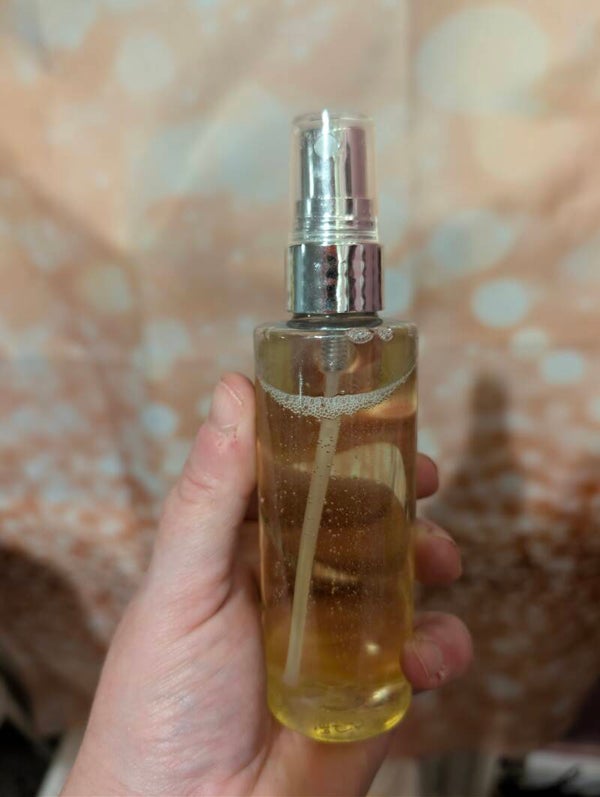 Liquid perfume sprays